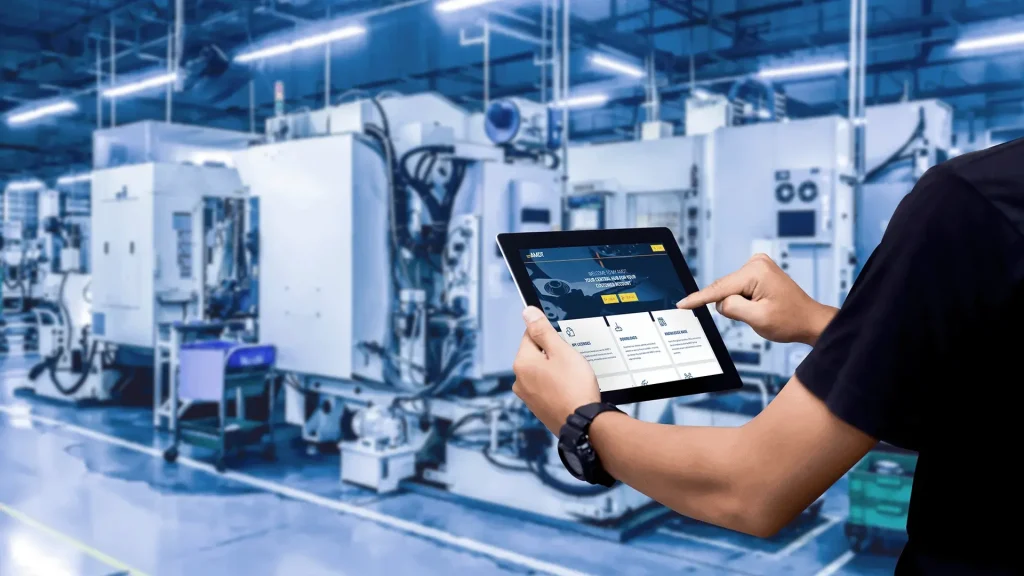 Técnico usando una tablet junto a equipos de automatización industrial