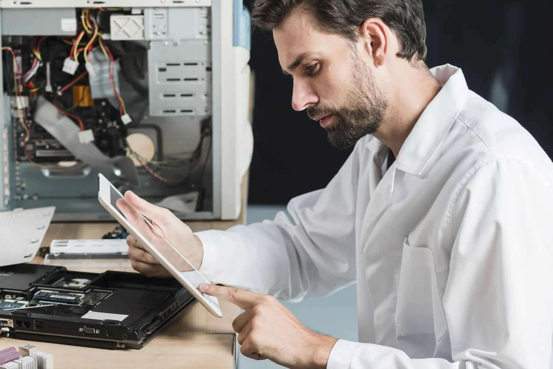 Técnico usando una tablet para soporte técnico